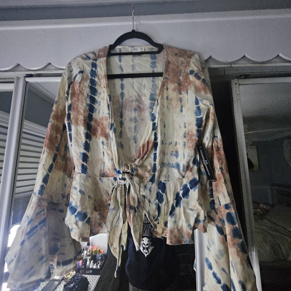 VENUS Tie-Dye Crop Top - Blue and Tan - Picture 3 of 12